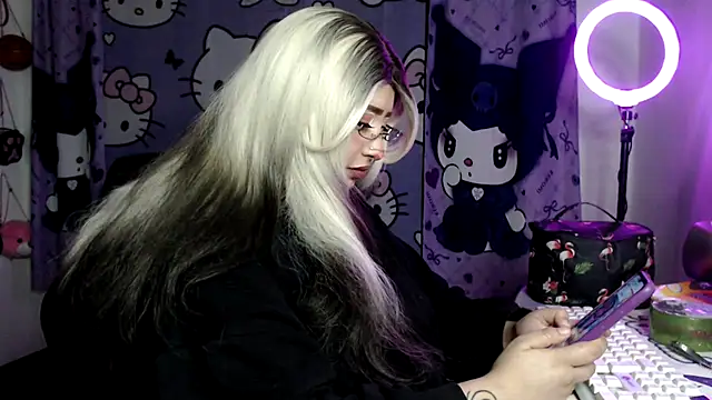 Snapshot of lussyevans24 chatting on April 1, 2026, 1:28 am lussyevans24 online show from April 1, 2026, 1:28 am