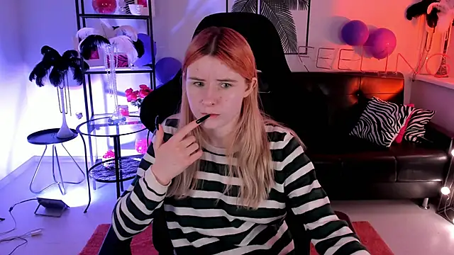 Snapshot of LexiWenford chatting on December 10, 2024, 6:22 am LexiWenford online show from December 10, 2024, 6:22 am