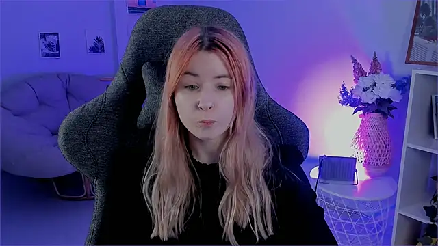 Snapshot of LexiWenford chatting on December 12, 2024, 5:52 am LexiWenford online show from December 12, 2024, 5:52 am