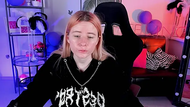 Snapshot of LexiWenford chatting on December 19, 2024, 5:51 am LexiWenford online show from December 19, 2024, 5:51 am