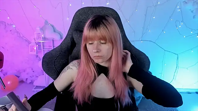 Snapshot of LexiWenford chatting on February 4, 2025, 5:53 am LexiWenford online show from February 4, 2025, 5:53 am