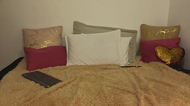 Natasha Kinski online show from October 15, 2025, 8:42 pm