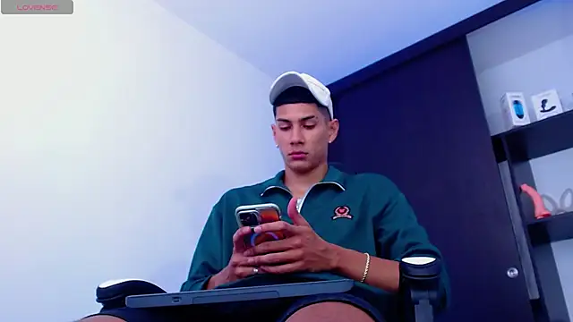 Snapshot of Valerio_20 chatting on February 12, 2025, 6:30 pm Valerio 20 online show from February 12, 2025, 6:30 pm