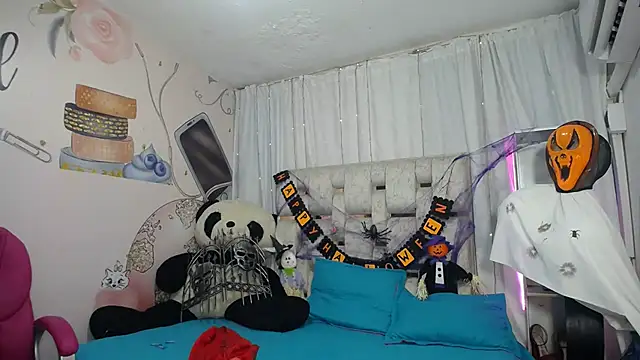 Snapshot of EMMA_SWEETT1 chatting on November 3, 2025, 12:39 pm EMMA SWEETT1 online show from November 3, 2025, 12:39 pm