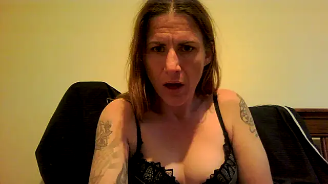 Snapshot of Steff8u chatting on December 3, 2025, 8:40 pm Steff8u online show from December 3, 2025, 8:40 pm