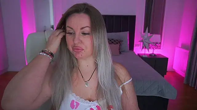 KiraCandyS online show from April 12, 2026, 8:47 pm