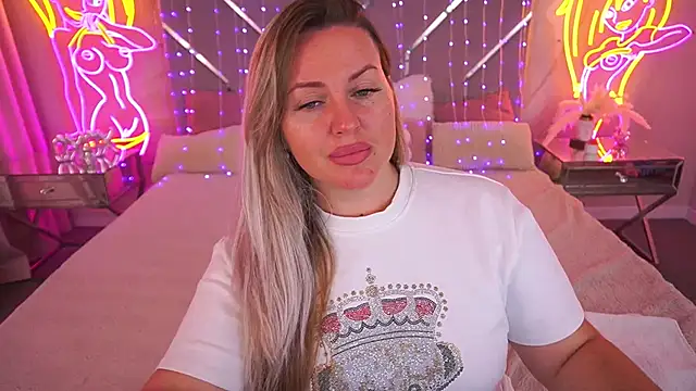 KiraCandyS online show from June 3, 2026, 8:03 pm