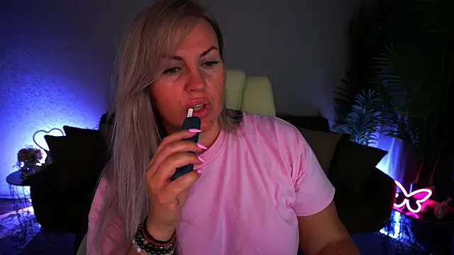 KiraCandyS online show from June 26, 2026, 7:40 pm