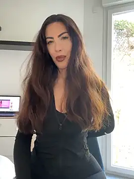 Snapshot of Eyline chatting on April 5, 2026, 9:28 am Eyline online show from April 5, 2026, 9:28 am