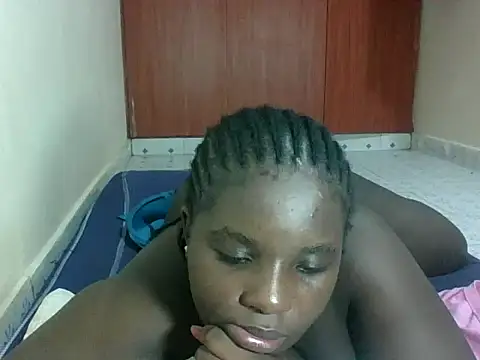 hotebbbyy online show from April 28, 2026, 2:21 am