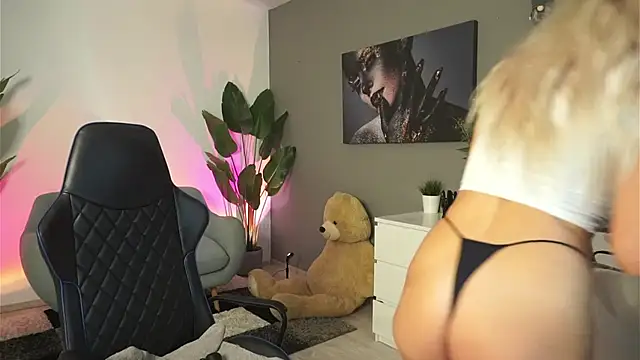 SweetBlondy35 online show from January 9, 2025, 6:15 pm