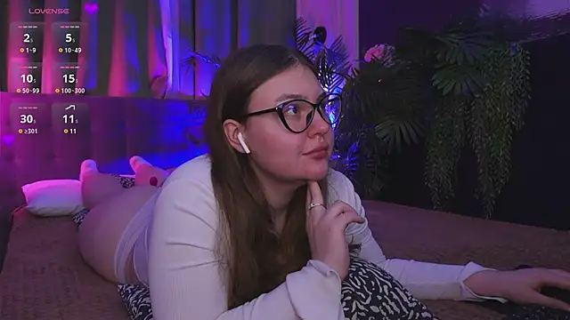 Mia  Peach online show from December 5, 2024, 10:12 pm