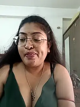 Snapshot of LAVERNIYA_ chatting on September 25, 2025, 5:44 am LAVERNIYA online show from September 25, 2025, 5:44 am