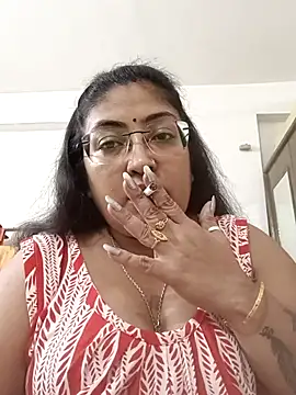 Snapshot of LAVERNIYA_ chatting on October 25, 2025, 11:07 am LAVERNIYA online show from October 25, 2025, 11:07 am