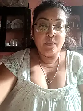 Snapshot of LAVERNIYA_ chatting on November 2, 2025, 5:54 am LAVERNIYA online show from November 2, 2025, 5:54 am