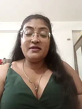 Snapshot of LAVERNIYA_ chatting on November 2, 2025, 7:05 pm LAVERNIYA online show from November 2, 2025, 7:05 pm