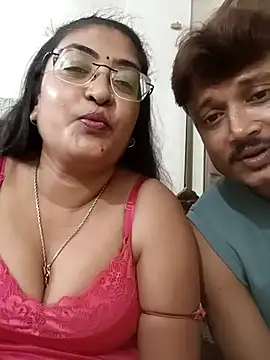 Snapshot of LAVERNIYA_ chatting on November 9, 2025, 6:28 pm LAVERNIYA online show from November 9, 2025, 6:28 pm