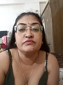 Snapshot of LAVERNIYA_ chatting on November 16, 2025, 7:19 pm LAVERNIYA online show from November 16, 2025, 7:19 pm