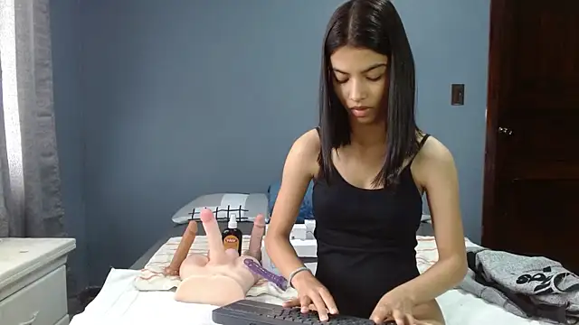 LiaOrtiz69 online show from December 10, 2024, 7:32 pm