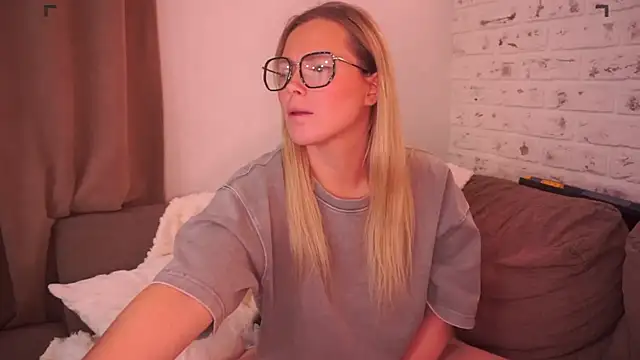 Charming Daphny online show from March 18, 2025, 4:04 pm