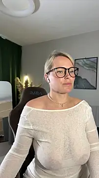 Snapshot of Charming_Daphny chatting on June 19, 2026, 6:40 am Charming Daphny online show from June 19, 2026, 6:40 am