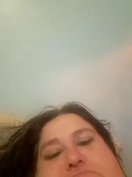 Snapshot of mcv131985 chatting on December 17, 2024, 4:23 am mcv131985 online show from December 17, 2024, 4:23 am