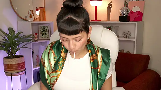 nahiapaws online show from October 9, 2025, 7:34 pm