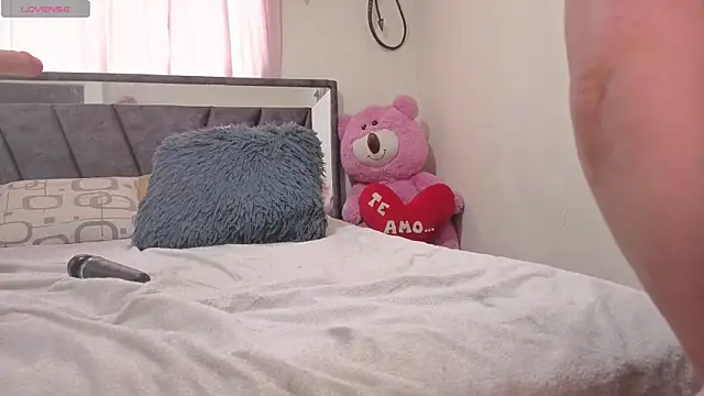 Hotsamantamature online show from March 20, 2026, 3:06 pm