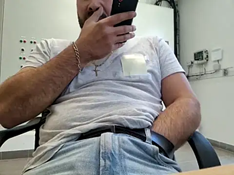 Snapshot of Leonormaldick chatting on November 4, 2025, 10:36 am Leonormaldick online show from November 4, 2025, 10:36 am