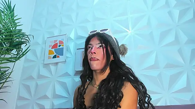 Briyit Doll online show from December 3, 2024, 6:17 pm