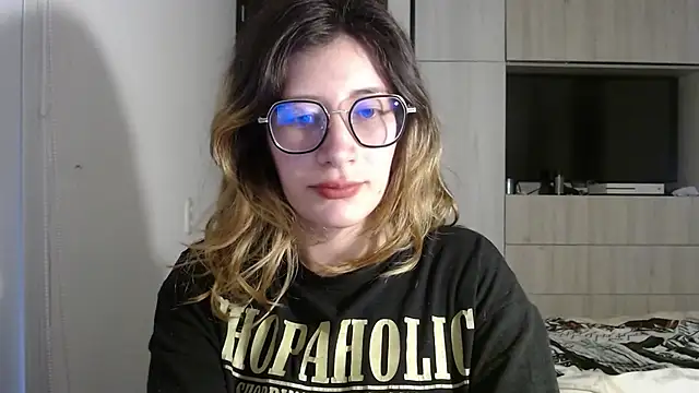 Snapshot of mariana124- chatting on December 17, 2024, 5:58 pm mariana124- online show from December 17, 2024, 5:58 pm