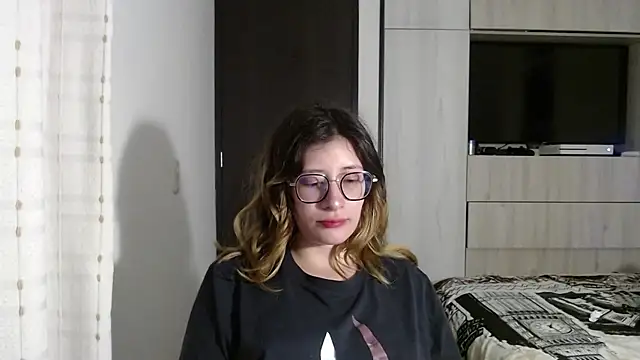 Snapshot of mariana124- chatting on December 18, 2024, 9:08 pm mariana124- online show from December 18, 2024, 9:08 pm