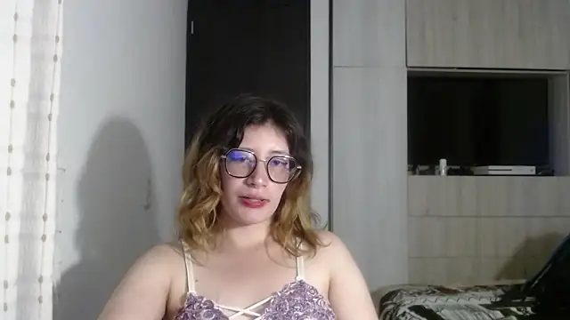 Snapshot of mariana124- chatting on December 21, 2024, 6:55 pm mariana124- online show from December 21, 2024, 6:55 pm