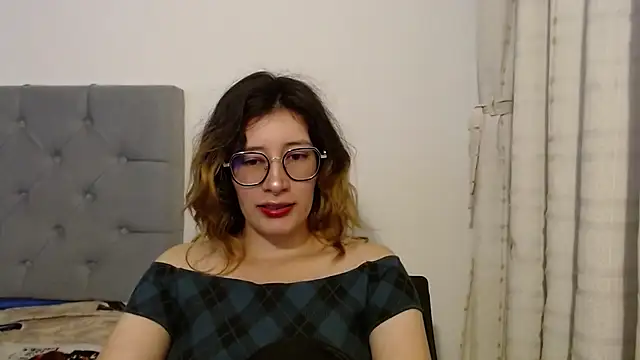 Snapshot of mariana124- chatting on December 23, 2024, 5:11 pm mariana124- online show from December 23, 2024, 5:11 pm