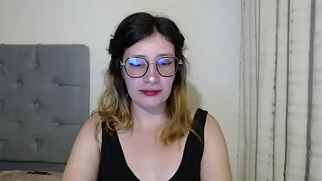 Snapshot of mariana124- chatting on December 27, 2024, 3:26 pm mariana124- online show from December 27, 2024, 3:26 pm