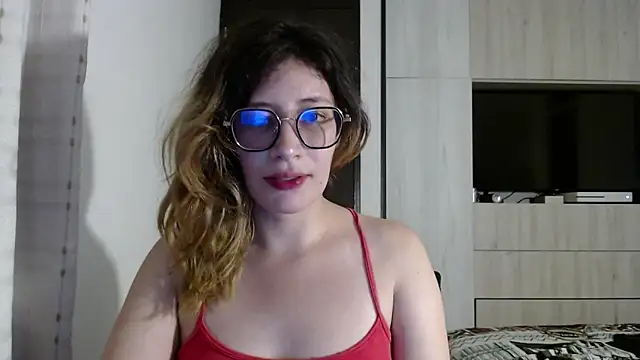 Snapshot of mariana124- chatting on December 30, 2024, 10:45 pm mariana124- online show from December 30, 2024, 10:45 pm