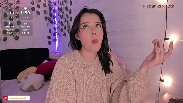 Snapshot of moonliiiight1 chatting on December 20, 2024, 10:54 pm moonliiiight1 online show from December 20, 2024, 10:54 pm