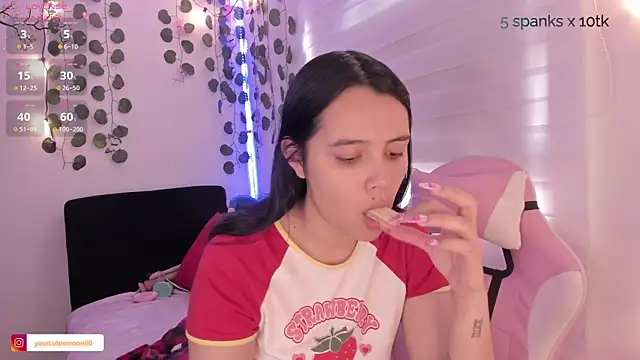 Snapshot of moonliiiight1 chatting on January 16, 2025, 6:06 pm moonliiiight1 online show from January 16, 2025, 6:06 pm