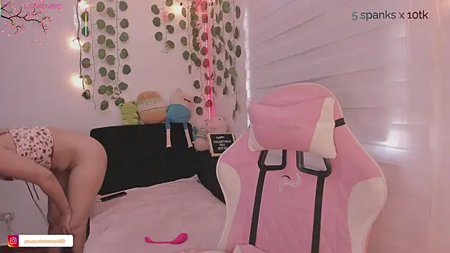 Snapshot of moonliiiight1 chatting on February 15, 2025, 8:11 pm moonliiiight1 online show from February 15, 2025, 8:11 pm