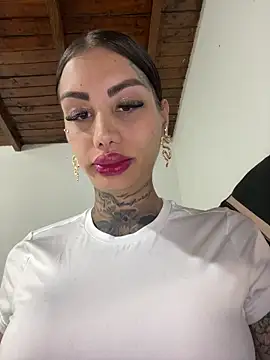Snapshot of Zaratattoox chatting on June 5, 2026, 11:32 pm Zaratattoox online show from June 5, 2026, 11:32 pm