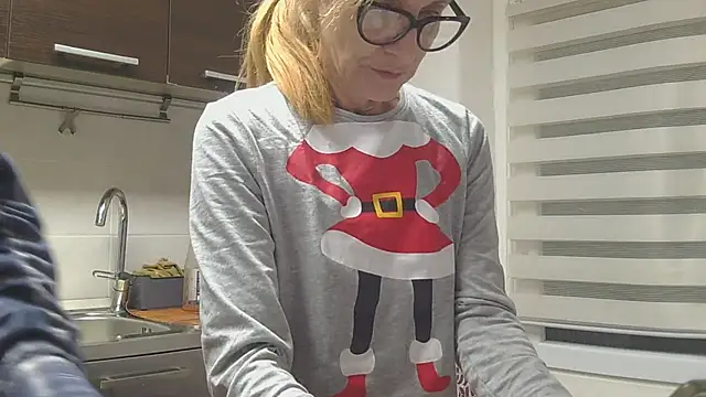 Snapshot of couplemilf2 chatting on November 23, 2025, 4:40 pm couplemilf2 online show from November 23, 2025, 4:40 pm