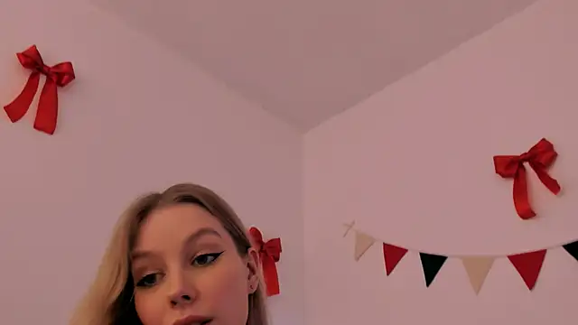 MiaDavis21 online show from December 22, 2024, 8:14 pm