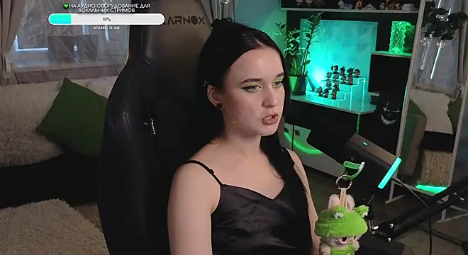 KiraLiLime online show from September 26, 2025, 2:43 pm