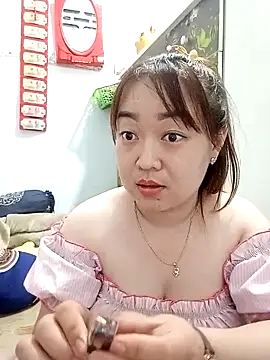 Snapshot of VyOanh2K chatting on February 13, 2025, 4:28 pm VyOanh2K online show from February 13, 2025, 4:28 pm