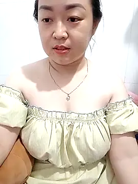 Snapshot of VyOanh2K chatting on March 1, 2025, 5:27 pm VyOanh2K online show from March 1, 2025, 5:27 pm