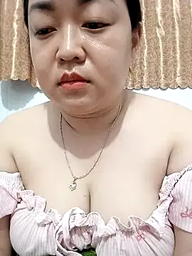 Snapshot of VyOanh2K chatting on October 25, 2025, 1:51 pm VyOanh2K online show from October 25, 2025, 1:51 pm