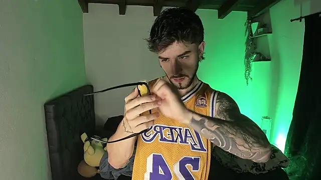 Snapshot of Valentino_Xander chatting on March 22, 2025, 1:54 am Valentino Xander online show from March 22, 2025, 1:54 am