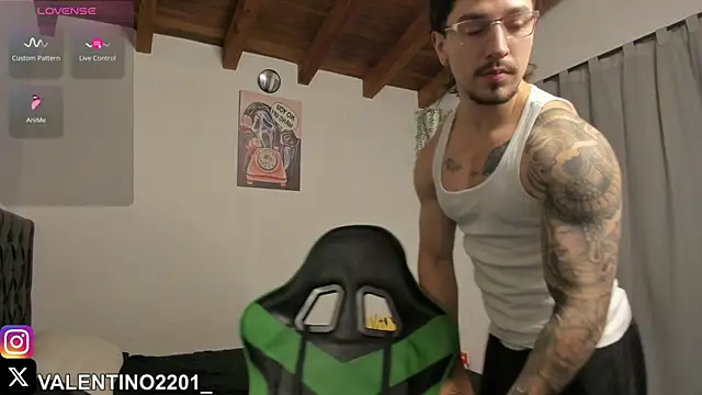 Snapshot of Valentino_Xander chatting on October 6, 2025, 4:54 am Valentino Xander online show from October 6, 2025, 4:54 am