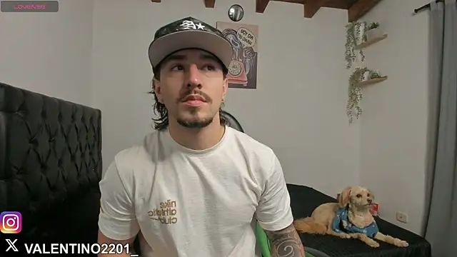 Snapshot of Valentino_Xander chatting on October 6, 2025, 10:07 pm Valentino Xander online show from October 6, 2025, 10:07 pm