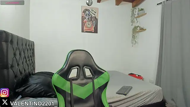 Snapshot of Valentino_Xander chatting on October 10, 2025, 12:31 am Valentino Xander online show from October 10, 2025, 12:31 am